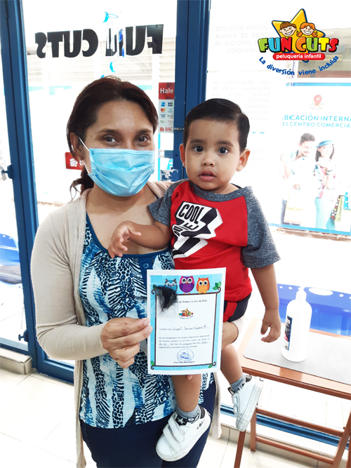 mama con su hijo en brazos certificado primer corte de cabello en peluqueria fun cuts nicaragua