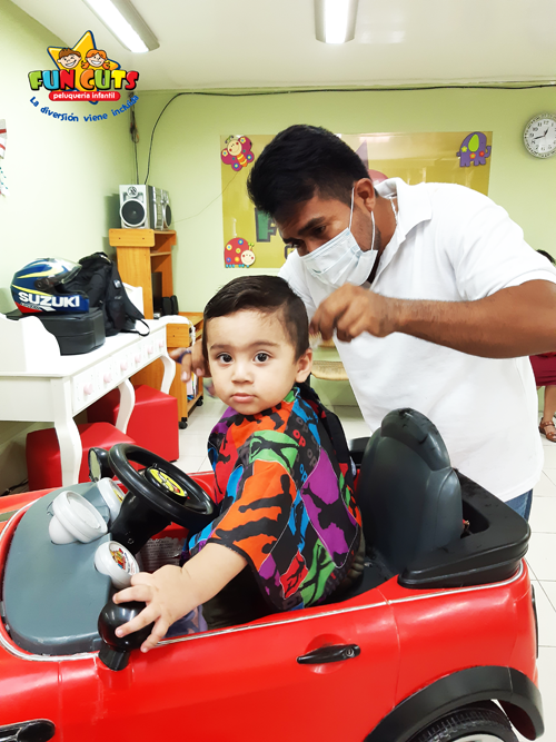 niño recibiendo su corte de cabello en peluqueria fun cuts nicaragua