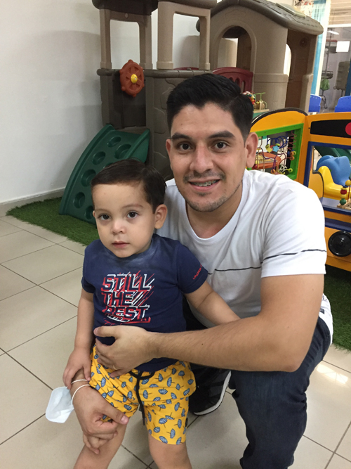 padre e hijo con su corte de cabello en peluqueria fun cuts nicaragua