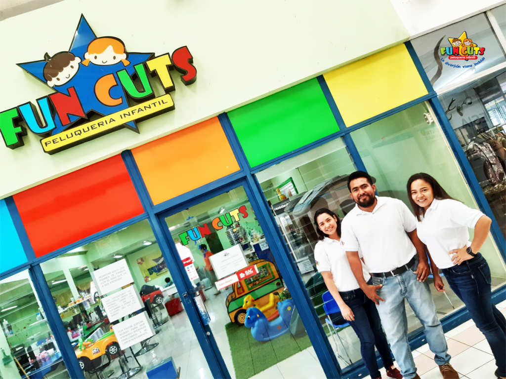 colaboradores frente a entrada de peluqueria fun cuts nicaragua