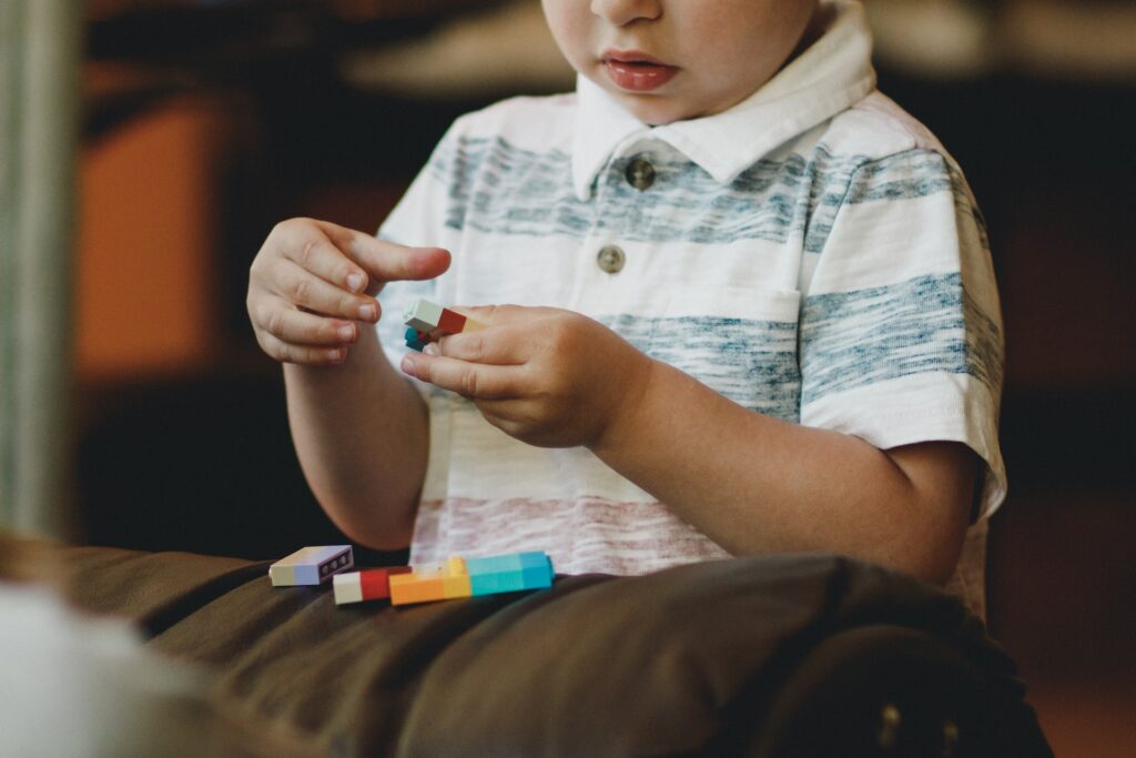 niño jugando con bloques de construccion