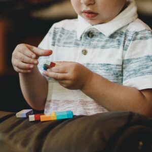 niño jugando con bloques de construccion