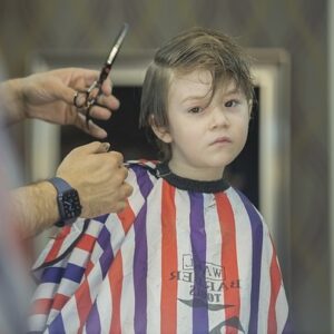 niño con miedo a cortarse el cabello